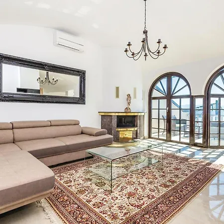 8 Bedroom Beautiful In Holiday home *