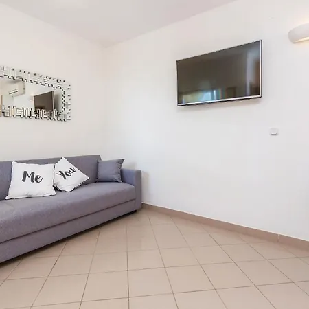 8 Bedroom Beautiful In