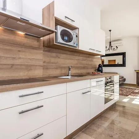 8 Bedroom Beautiful In *